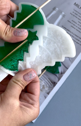 №1010 Елка кристаллическая  (внимание есть отверстия под палочку, их можно убрать читай описание ) 