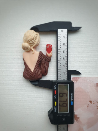 №1068 Девушка с кофем