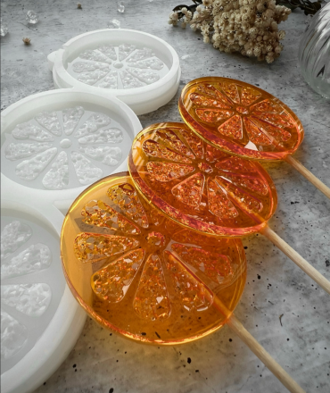 №934 Oranges with crisatles inside